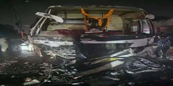 इंदौर में ट्रक और ट्रैवल्स बस की आमने-सामने भिड़ंत, 4 घायल,&nbsp;बस चालक पर नशे में होने का आरोप