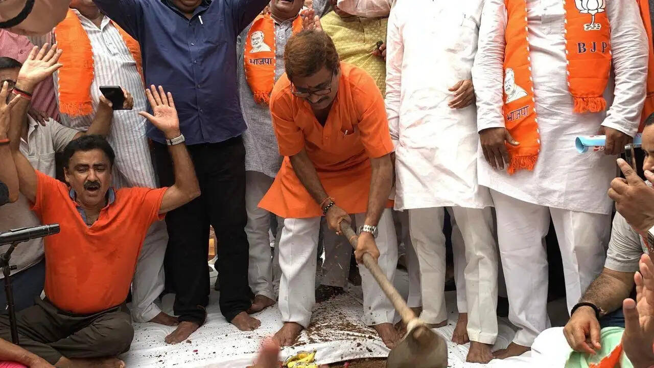 वाराणसी में दालमंडी मार्ग चौड़ीकरण परियोजना: वैदिक मंत्रोच्चार के बीच विधायक नीलकंठ तिवारी ने किया भूमिपूजन