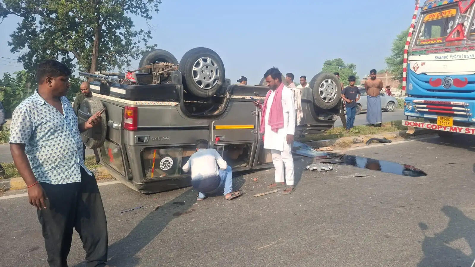 मीरजापुर : ई-रिक्शा को बचाने में अनियंत्रित होकर पलटी बोलेरो, 10 लोग घायल