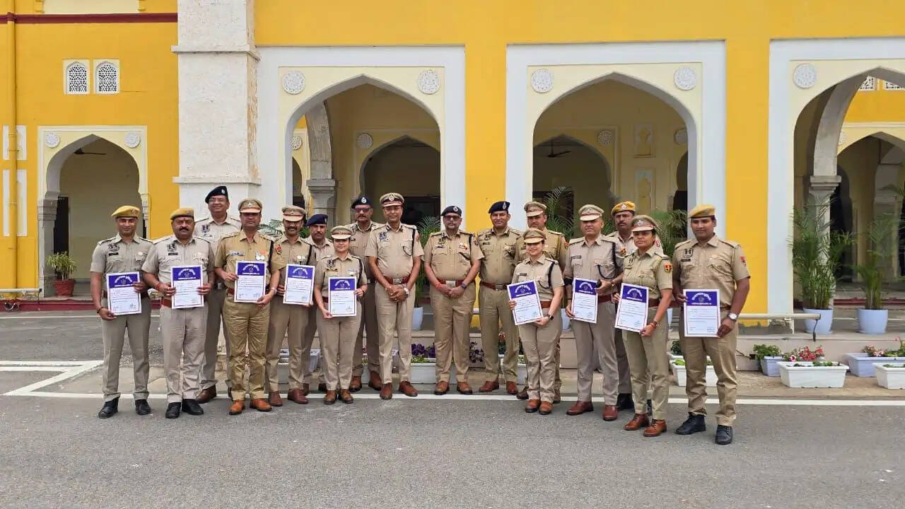 ग्यारह पुलिस अधिकारियों एवं कर्मियों को डीजीपी डिस्क