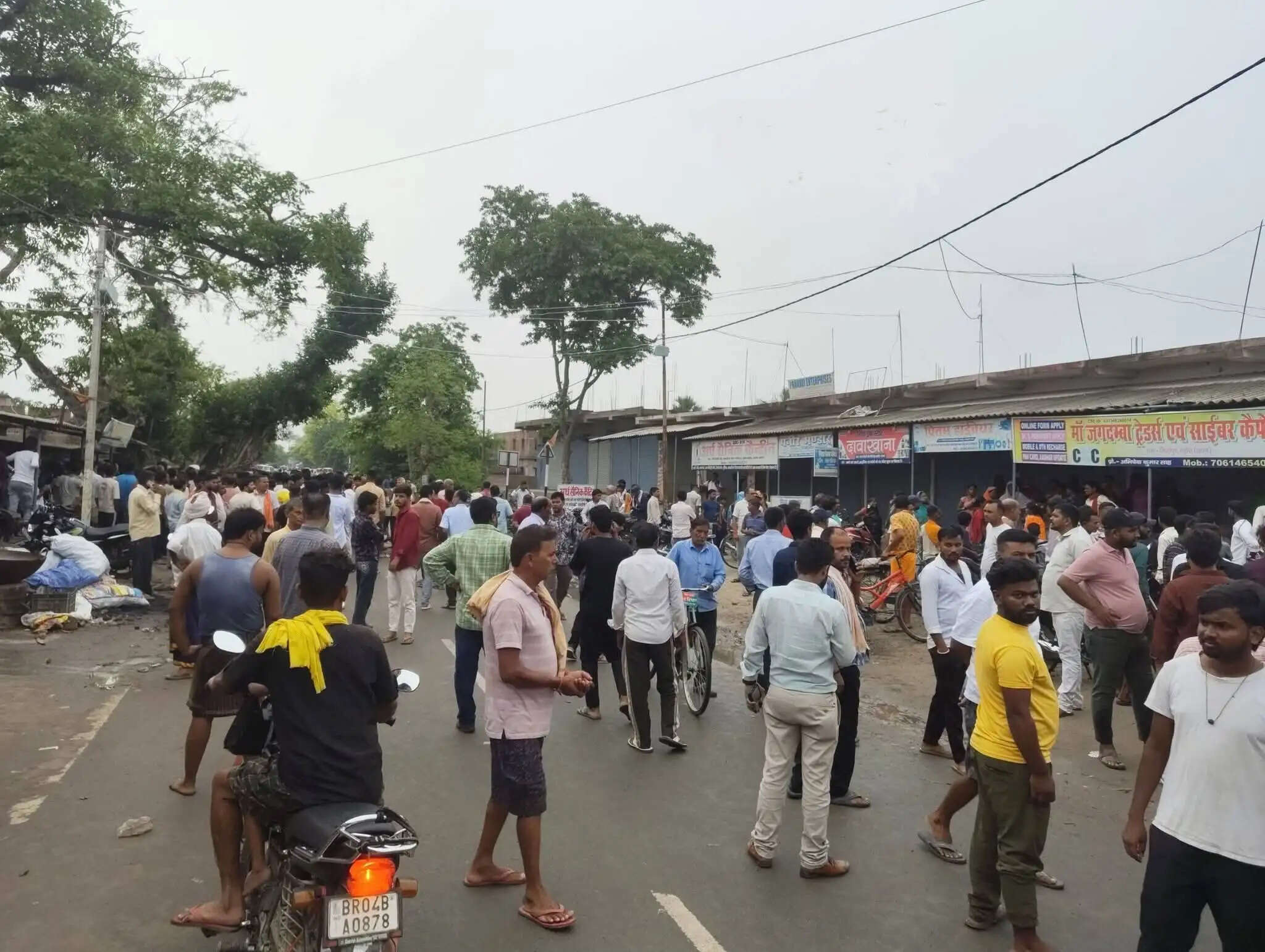 मढ़ौरा में युवक की गोली मारकर हत्या, ग्रामीणों ने किया सड़क जाम
