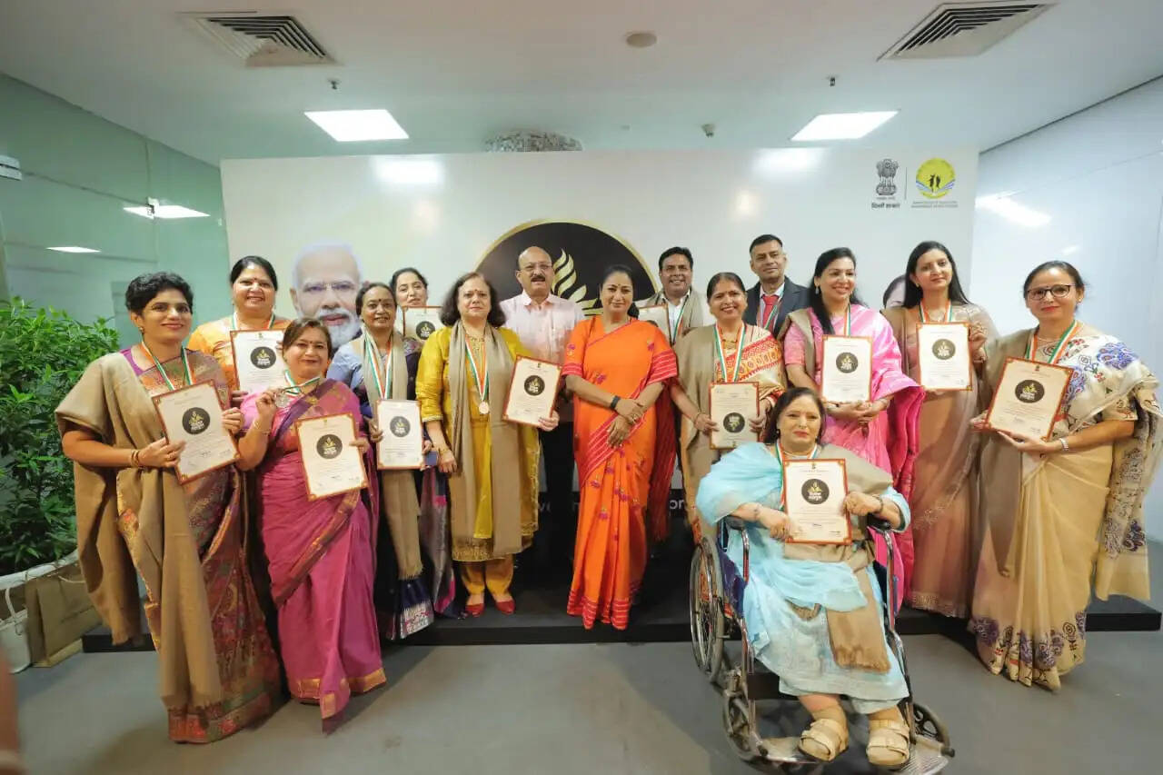 ‘शिक्षक महाकुंभ’ में 118 शिक्षकों का किया गया सम्मान, मुख्यमंत्री बोलीं- शिक्षक समाज के निर्माण की मजबूत नींव