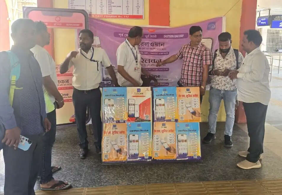 साहिबगंज रेलवे स्टेशन पर रेलवन ऐप को लेकर जागरूकता अभियान