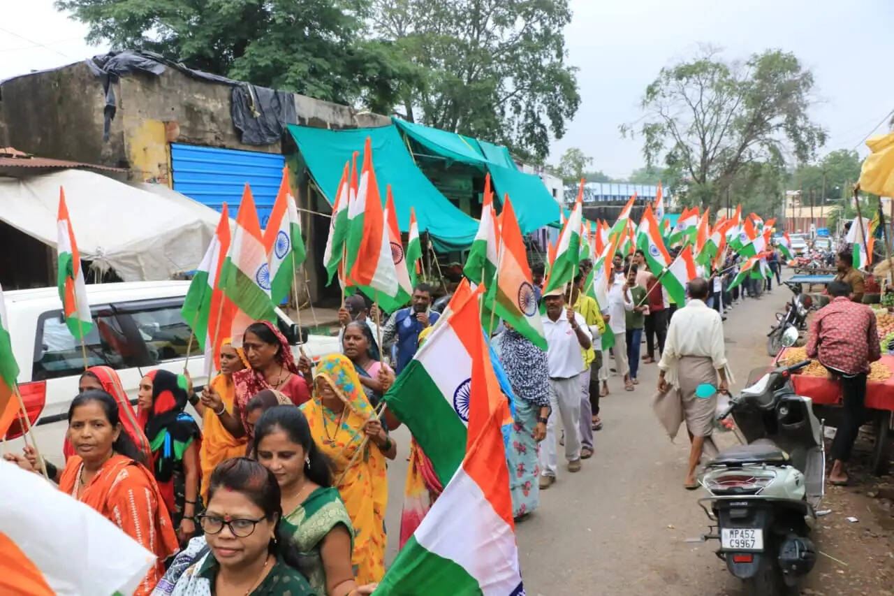 झाबुआ: भारत माता के जयघोष से प्रशासनिक एवं पुलिस अधिकारियों की अगुवाई में निकली तिरंगा यात्रा
