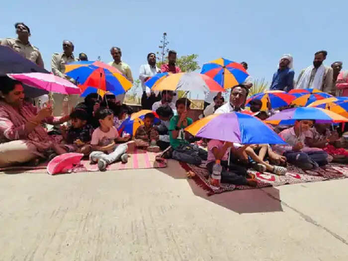 मंदसौर में आरटीई प्रवेश को लेकर मासूमों का प्रदर्शन,&nbsp;40 डिग्री गर्मी में कलेक्टर कार्यालय के बाहर छाता लेकर बैठे बच्चे