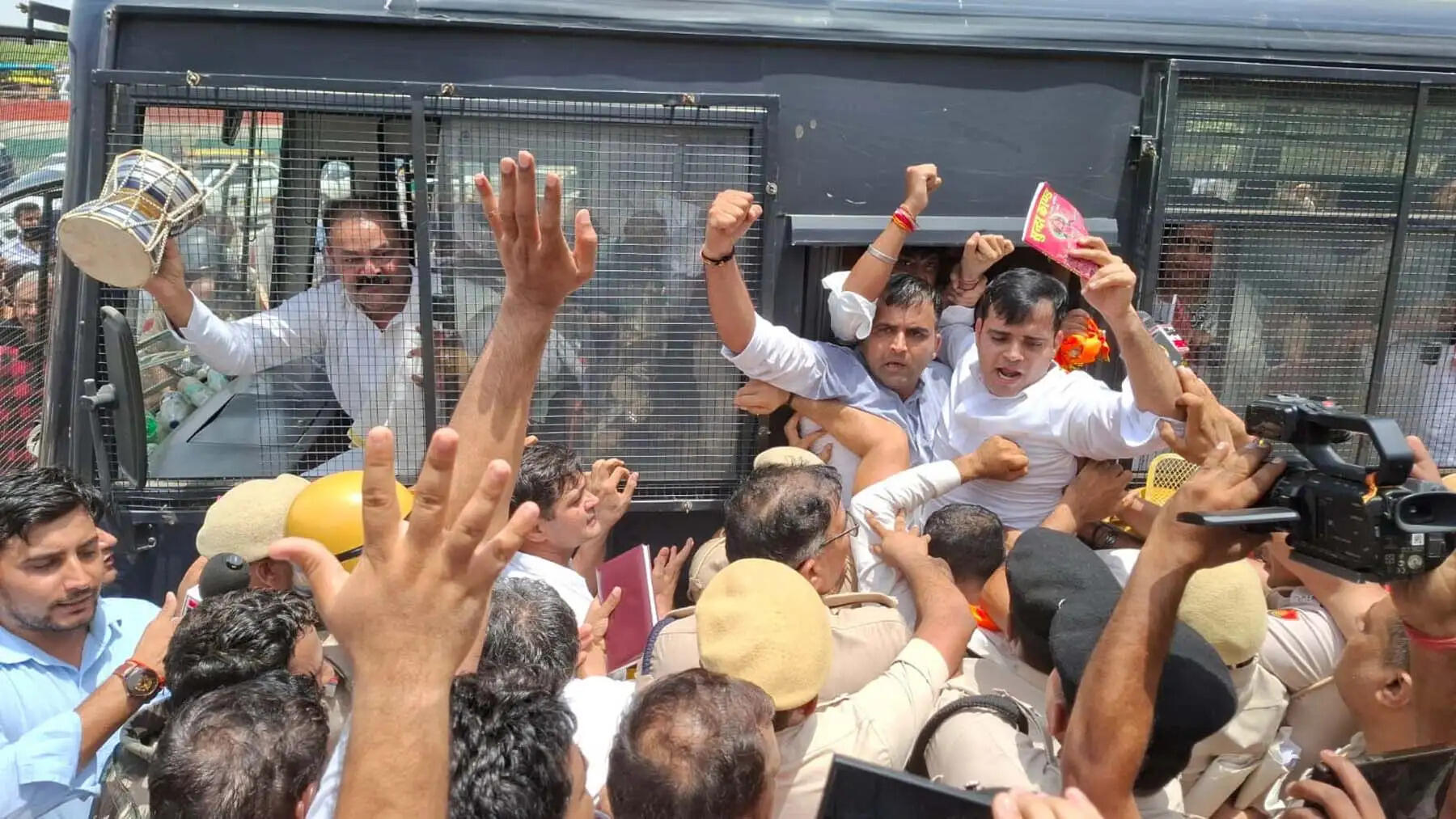 गुरुग्राम: चढ़ावा विवाद में कांग्रेस ने भाजपा कार्यालय के बाहर किया हनुमान चालीसा पाठ, पुलिस ने हिरासत में लिया