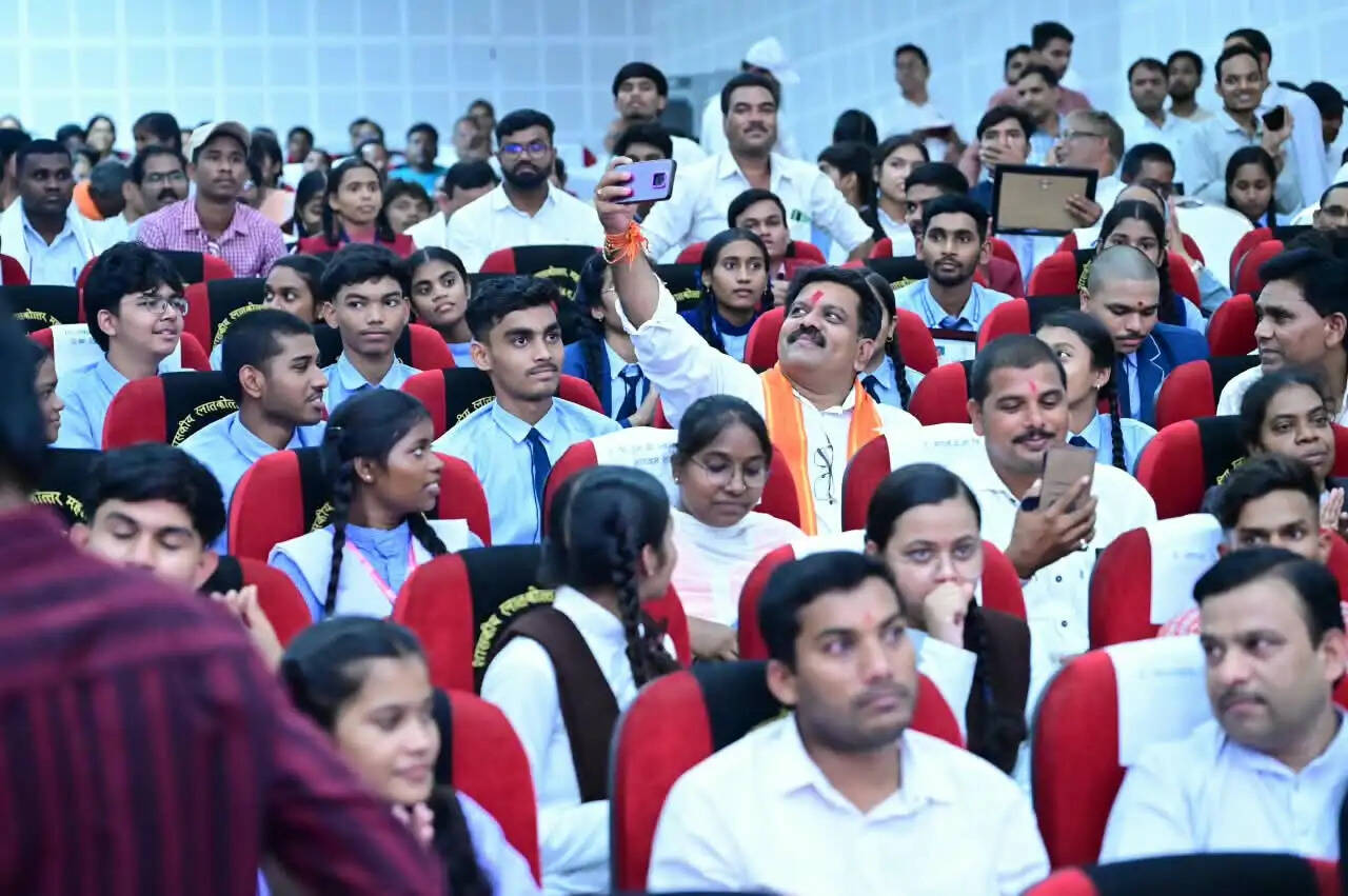 उप मुख्यमंत्री विजय शर्मा ने कवर्धा विधानसभा के 171 मेधावियों का किया सम्मान