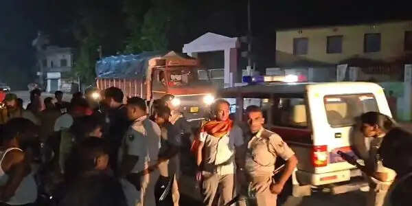 सारण में अनियंत्रित स्कॉर्पियो वाहन की टक्कर से एक की मौत, दो घायल