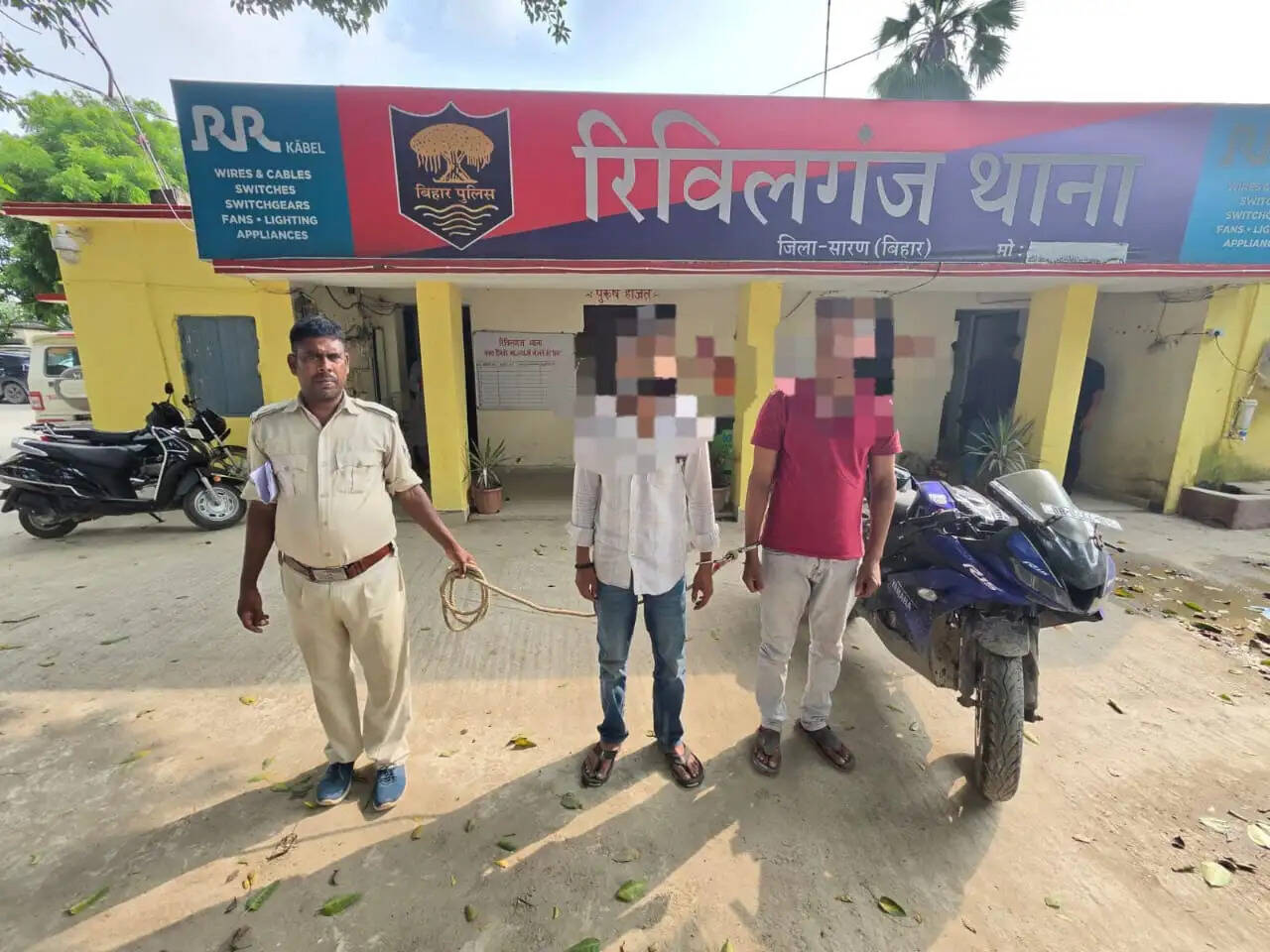 रिविलगंज में बाइक लूट की घटना का पुलिस ने किया खुलासा, दो आरोपित गिरफ्तार