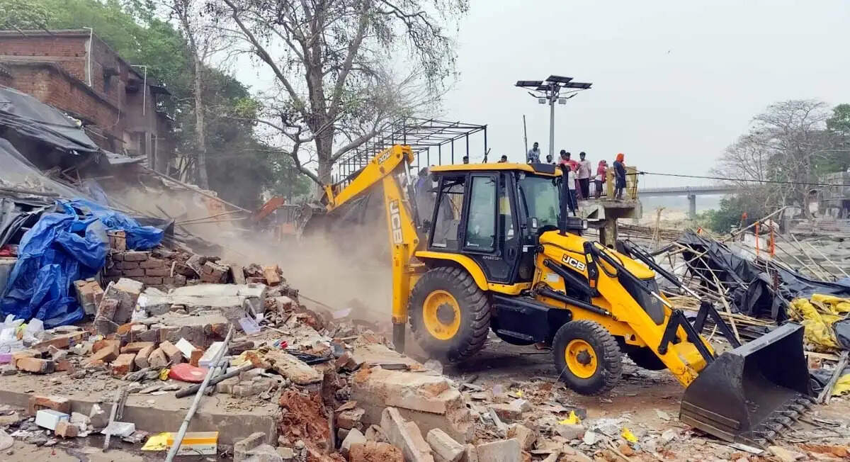 रजरप्पा में जेसीबी चलाकर हटाई जा रही दुकानें