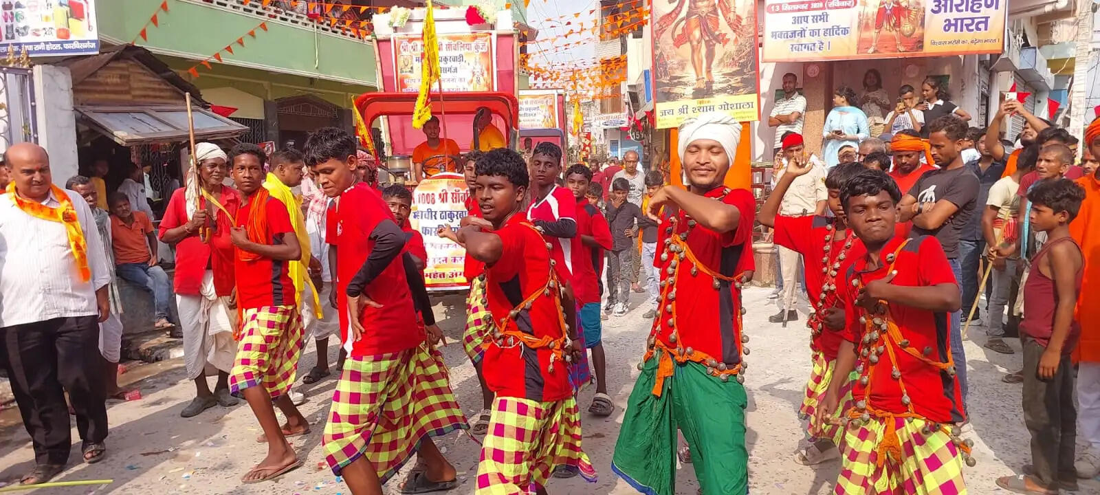 आदिवासी नृत्य और झांकी रही आकर्षण के केन्द्र