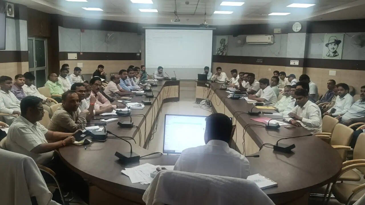 गोरखपुर में विकास परियोजनाओं को लेकर डीएम की सख्ती
