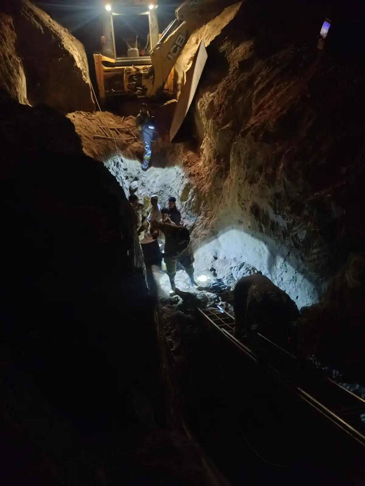 गैस पाइपलाइन वेल्डिंग के दौरान मिट्टी धंसने से दो मजदूरों की मौत