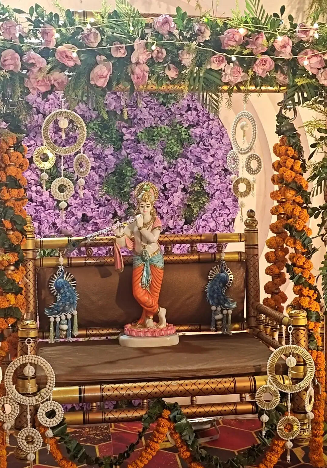 रामगढ़ में धूमधाम से मनी श्री कृष्ण जन्माष्टमी, झूले पर सवार हुए लड्डू गोपाल