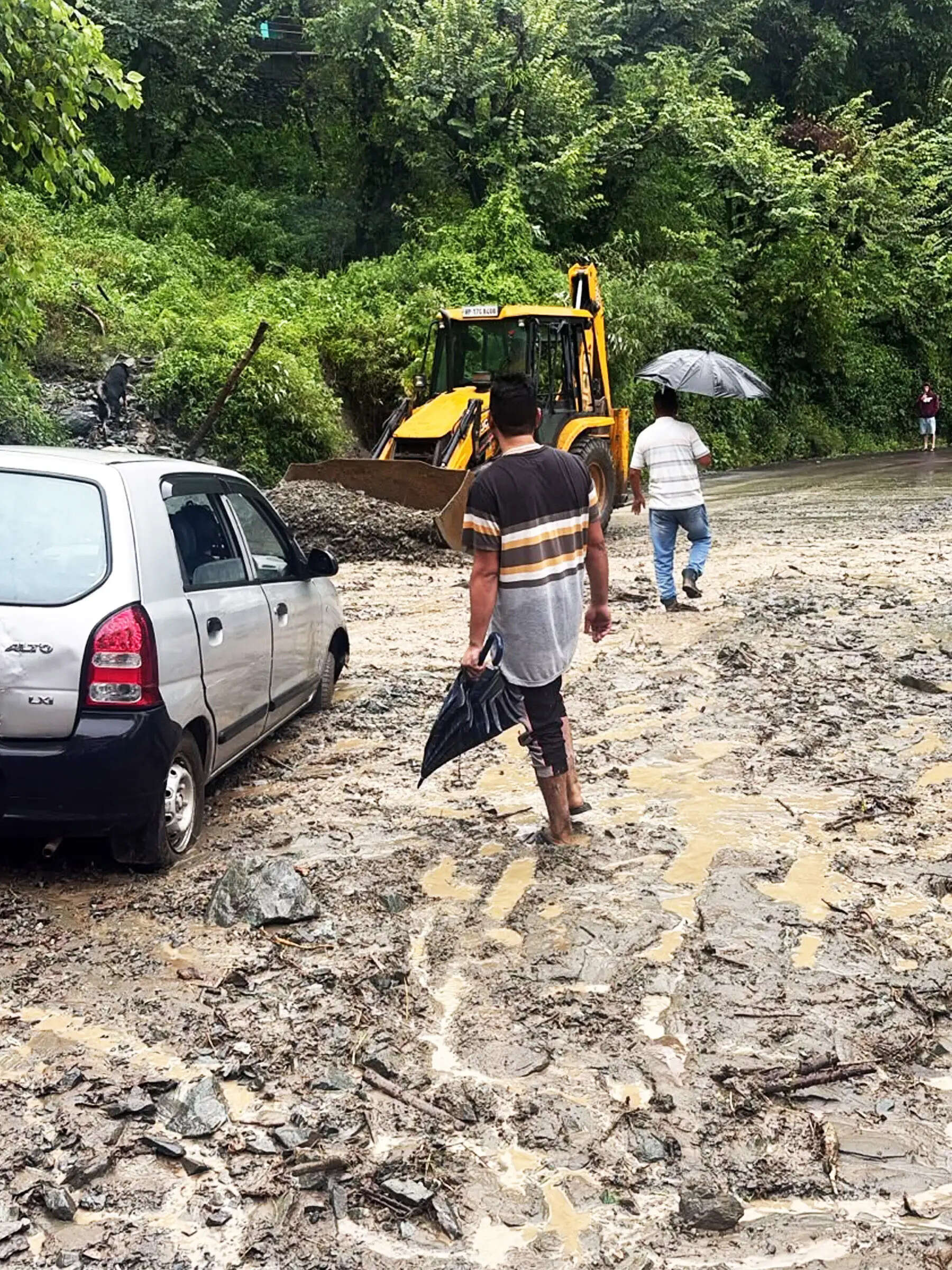 बारिश का कहरः तालगहर व झलोगी में गिरा पहाड़ ,बंद रहे मंडी पठानकोट व चंडीगढ़ मनाली एनएच