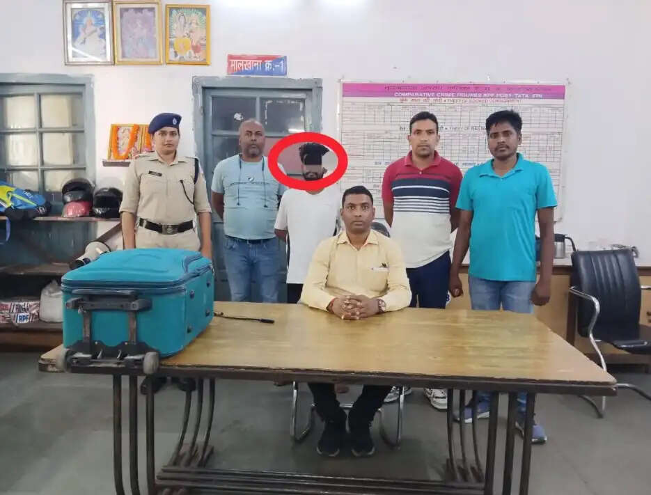 स्टेशन से महिला यात्री का सूटकेस चोरी, आरोपित गिरफ्तार