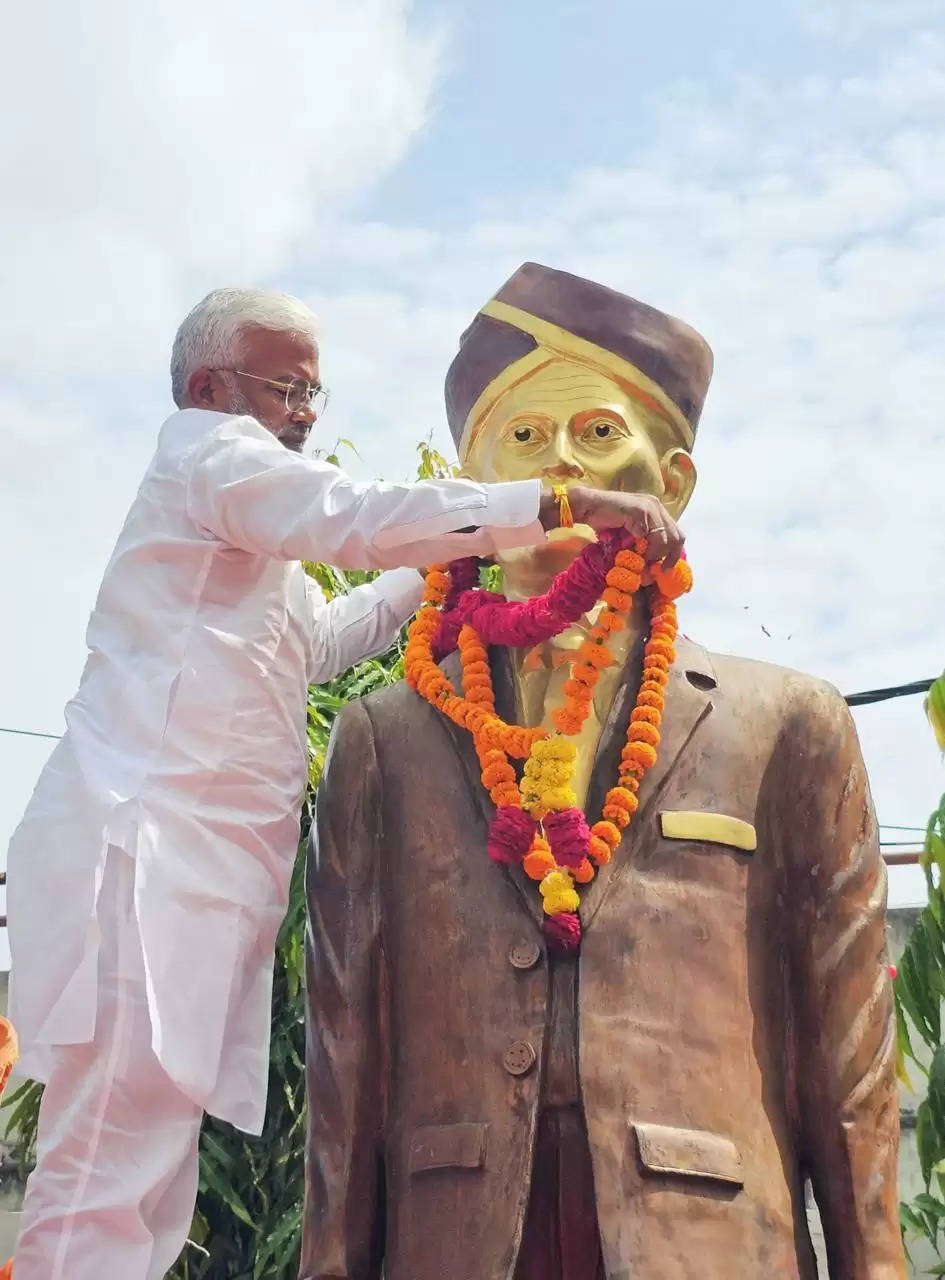 जलशक्ति मंत्री ने किया भारत रत्न इंजीनियर मोक्षगुण्डम विश्वेश्वरैया की मूर्ति पर माल्यार्पण