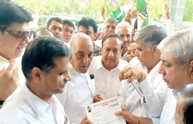 सोनीपत में कांग्रेस ने महंगाई और नीट में धांधली के खिलाफ किया प्रदर्शन