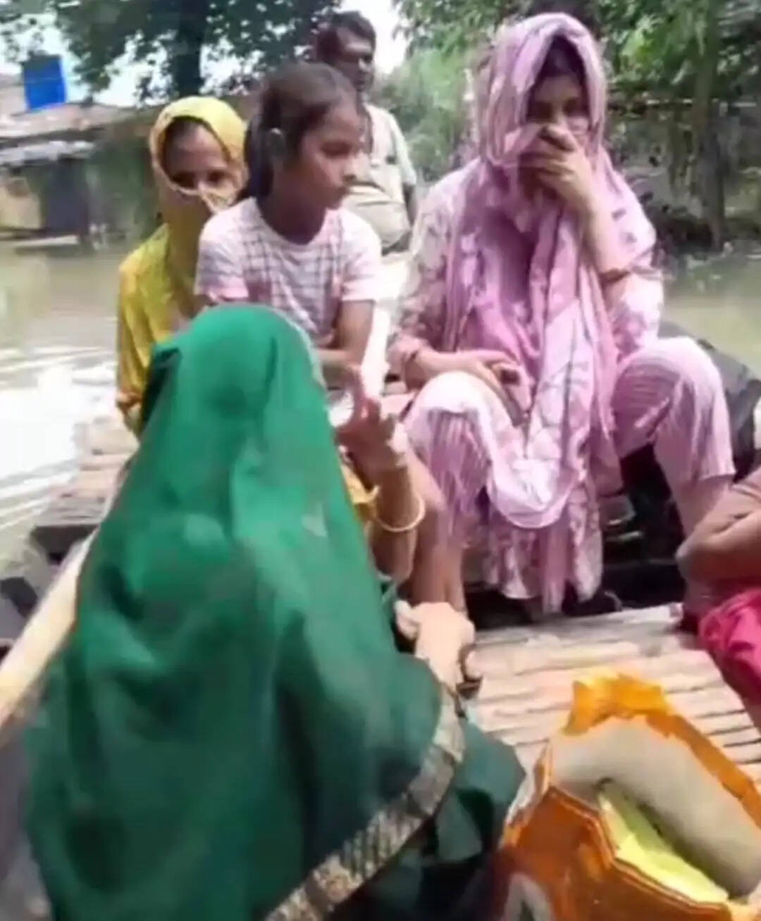 बाढ़ के बीच जिला प्रशासन और स्वास्थ्य विभाग की टीम ने प्रसव पीड़ित महिला का किया सफल रेस्क्यू