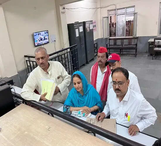 सीसामऊ उपचुनाव में सपा प्रत्याशी नसीम सोलंकी ने किया नामांकन