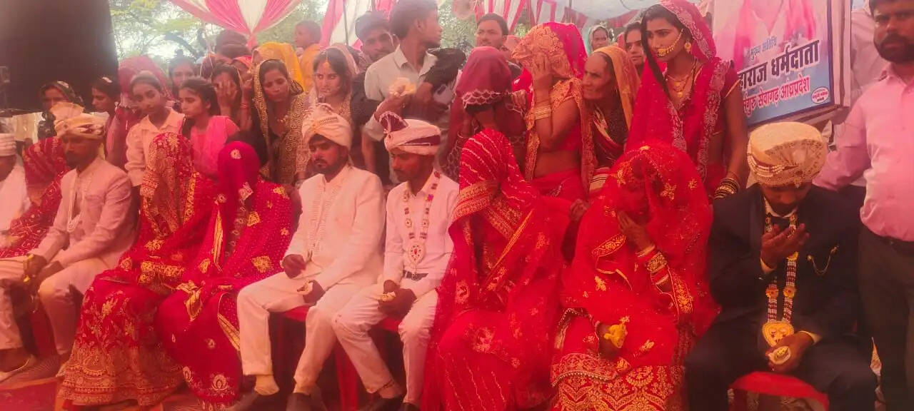 सामूहिक विवाह समारोह में 26 जोड़ों ने लिए सात फेरे, दहेज प्रथा मिटाने का दिया संदेश