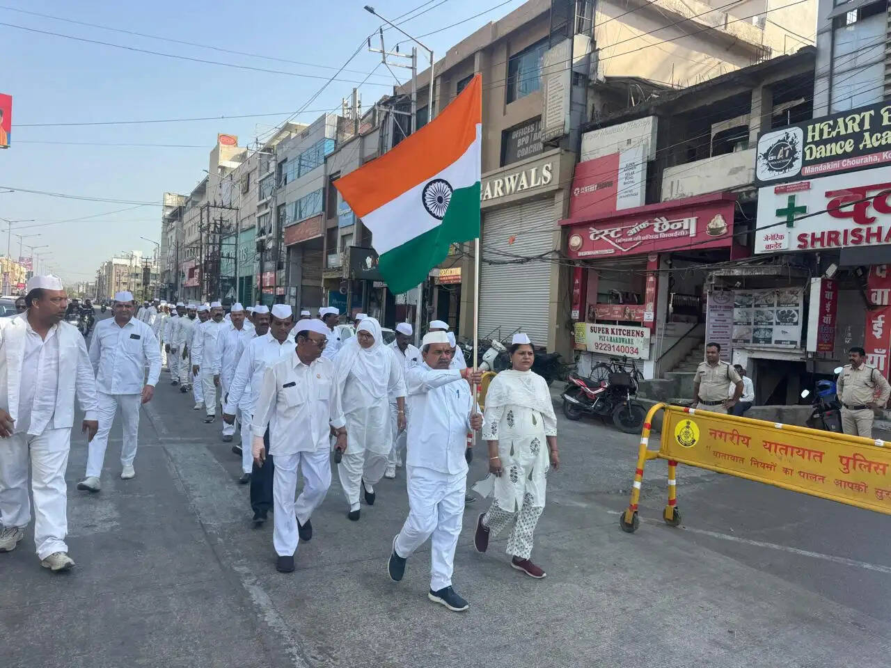 भोपाल: कोलार में कांग्रेस सेवादल की प्रभात फेरी, ध्वज वंदन के साथ गूंजे देशभक्ति के नारे