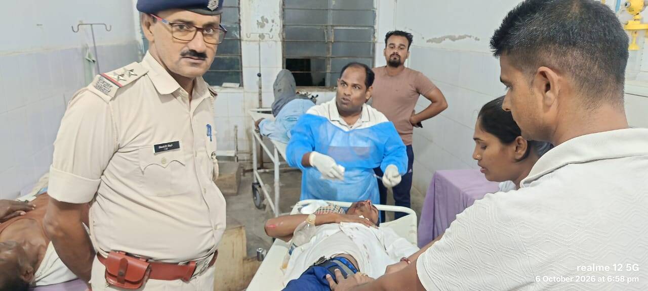 बालू लदे ट्रैक्टर की टक्कर से सात घायल,दो की हालत गम्भीर