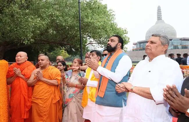 बुद्ध पूर्णिमा के पावन अवसर पर आयोजित कार्यक्रम में शामिल हुये मुख्यमंत्री
