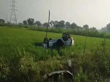 जांजगीर-चांपा में नाले किनारे पलटी कार, एक युवक की मौत, दो घायल