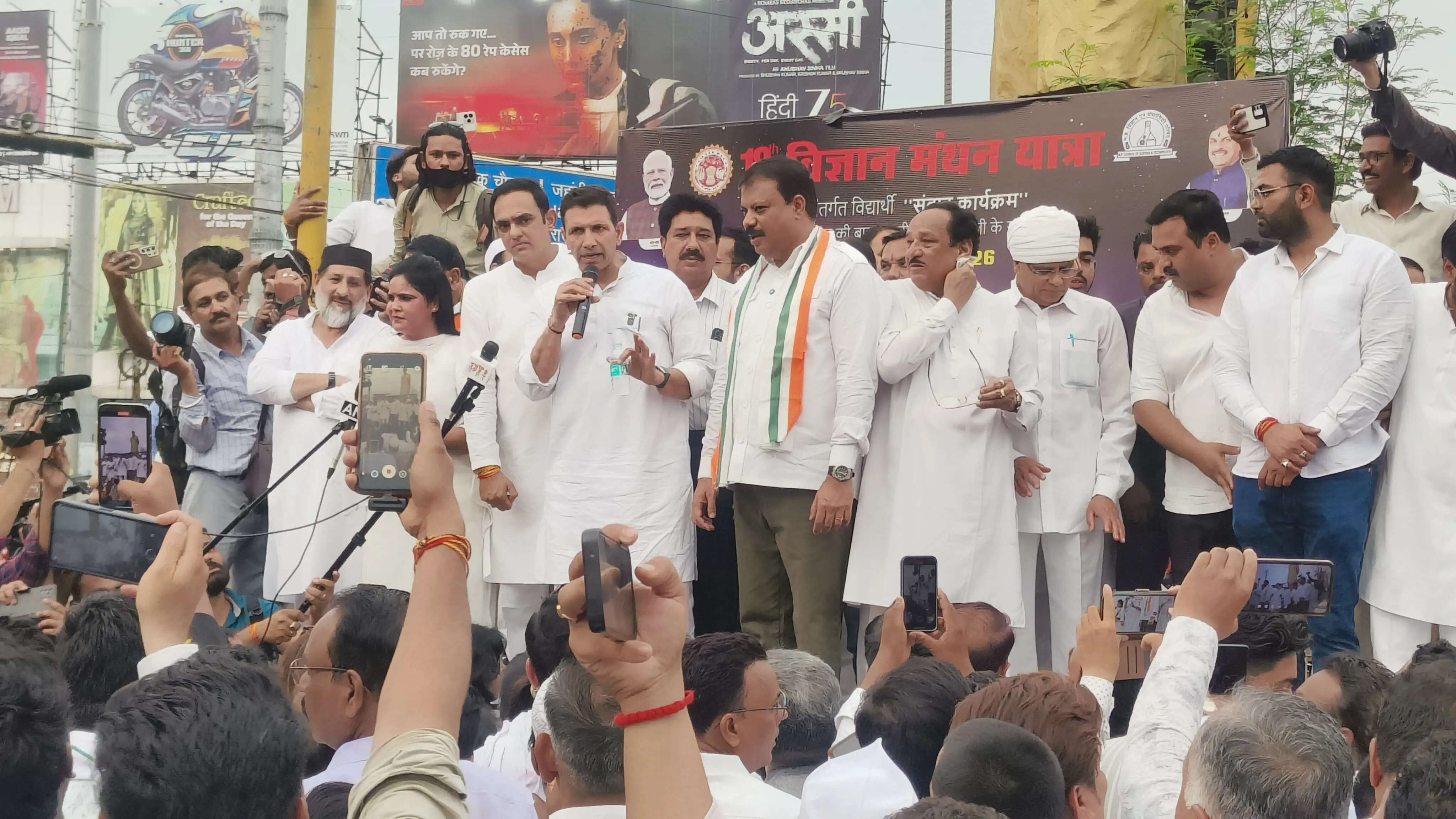 भोपाल में महिला आरक्षण के समर्थन में कांग्रेस का पैदल मार्च, भाजपा पर महिला विरोधी नीतियों का आरोप