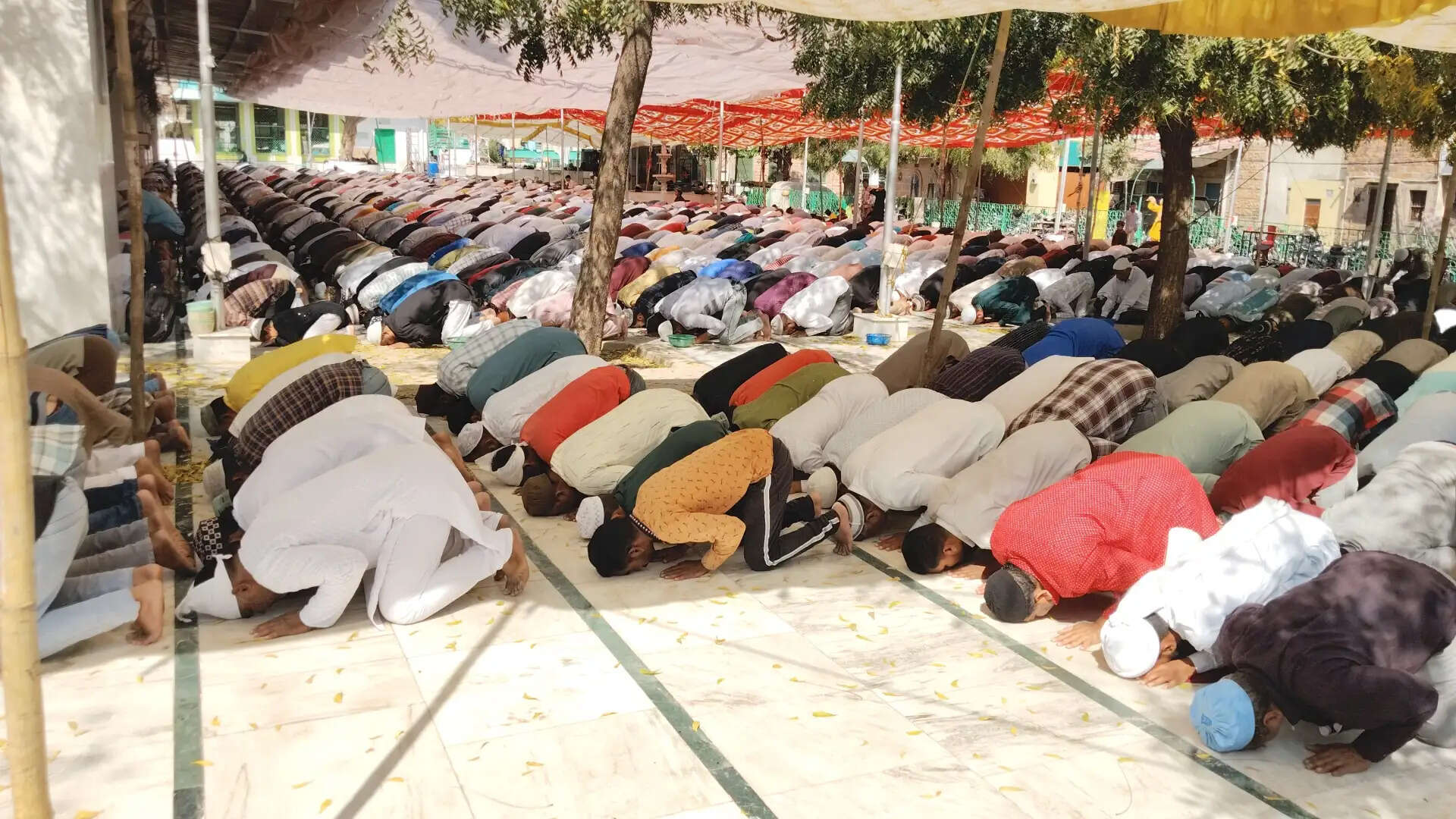 दूसरे जुमे की नमाज में उमड़े अकीदतमंद