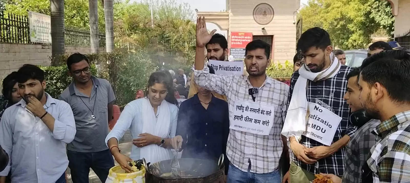 रोहतक: एमडीयू के बाहर छात्रों ने पकौडे बनाकर बढ़ी हुई फीस वृद्धि का किया विरोध