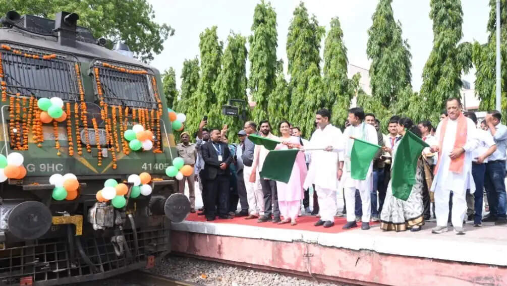 वरिष्ठ नागरिक तीर्थ यात्रा का शुभारंभ: रामेश्वरम-मदुरै के लिए स्पेशल ट्रेन को देवस्थान मंत्री कुमावत ने दिखाई हरी झंडी