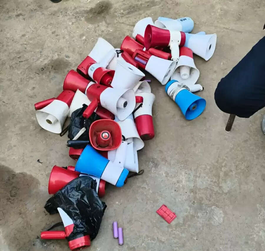 शहर में शोर पर नगर परिषद की सख्ती, 44 ठेला विक्रेताओं के माइक जब्त