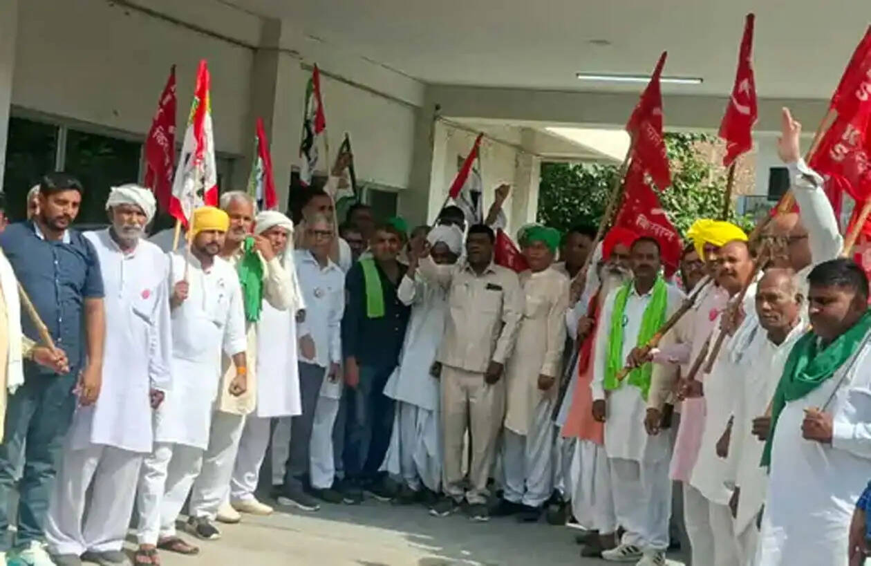 हिसार में एमएसपी से नीचे फसल बिक्री के विरोध में एसकेएम ने घेरा भाजपा कार्यालय