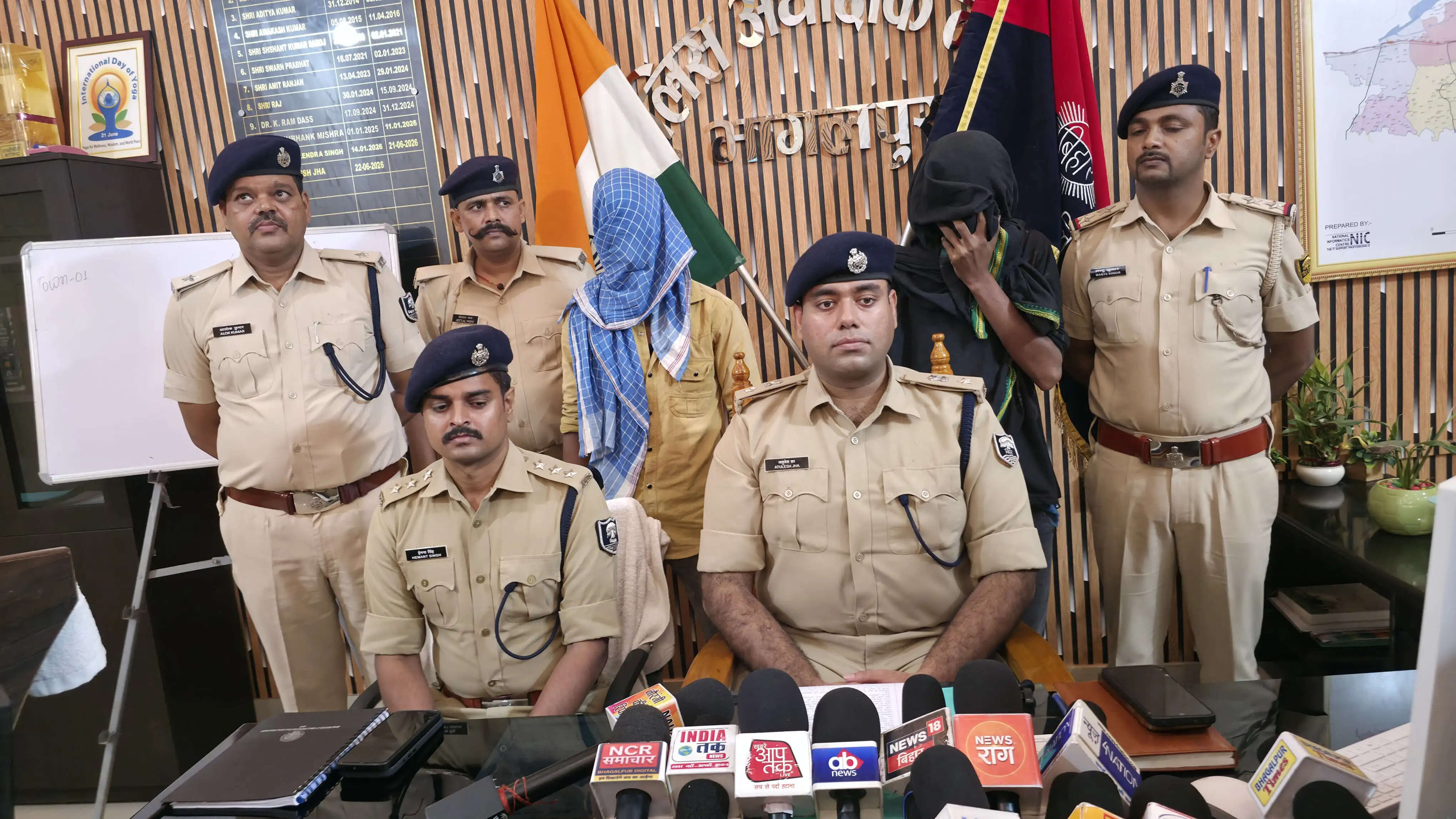ईशाकचक पुलिस ने किया हत्या का खुलासा, दो आरोपित गिरफ्तार, मिट्टी में दबा शव और हथियार बरामद