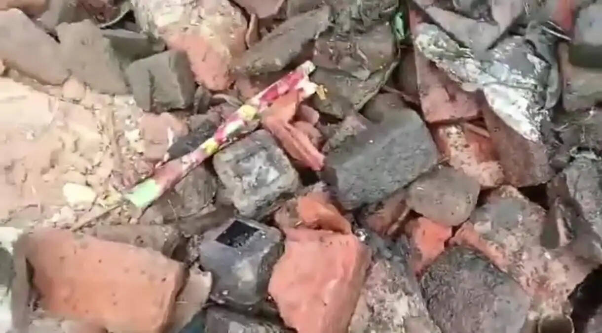 महोबा में कुंए की सफाई करते समय 50 से ज्यादा बिजली मीटर मिले, विभाग करेगा जांच