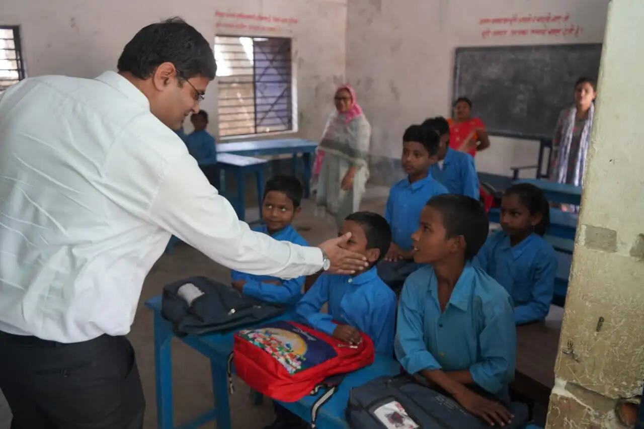 कृमि मुक्ति दिवस पर डीएम ने बच्चों को दवा खिलाकर किया अभियाान की शुरुआत