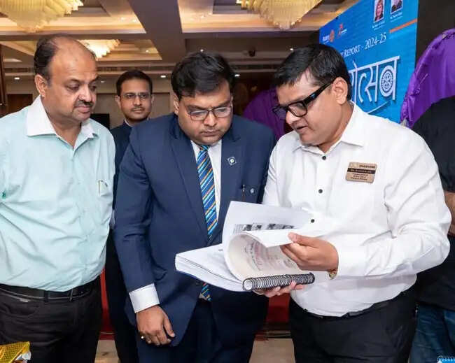 रोटरी प्लैटिनम में डिस्ट्रिक्ट गवर्नर ने किया आधिकारिक दौरा