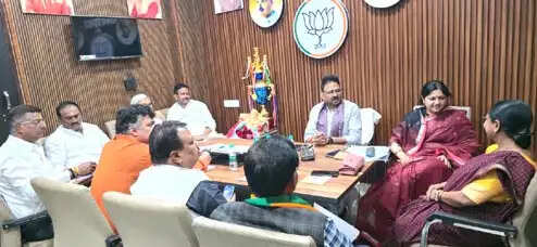 महानगर की नई टीम के लिए पर्यवेक्षक ने टटोली नब्ज