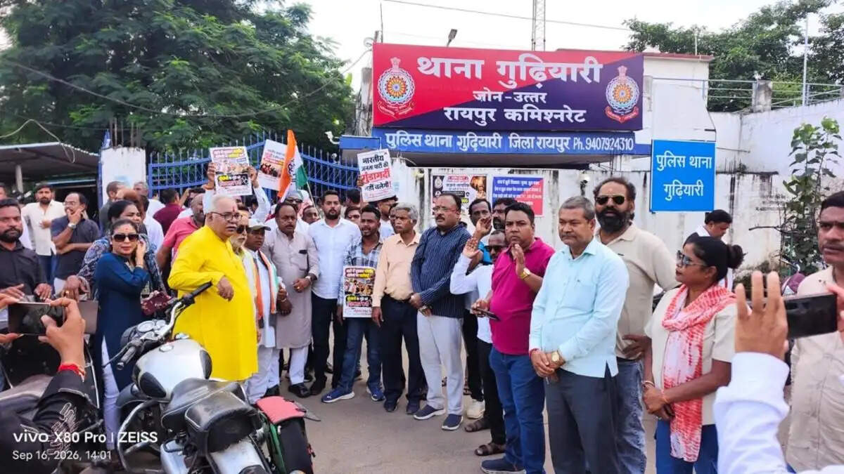 कांग्रेस ने भाजयुमो नेताओं के खिलाफ किया गुढ़ियारी थाने के सामने धरना प्रदर्शन