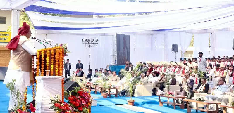 सार्थक जीवन जीना ही महत्वपूर्ण, आत्मीय आनंद में है वास्तविक सुख: राज्यपाल पटेल