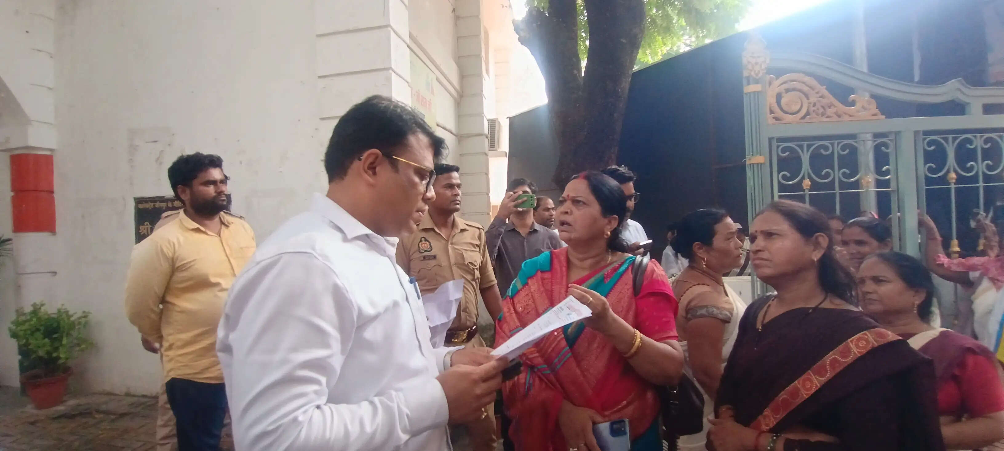 आशा कार्यकर्ताओं ने मानदेय बढ़ाने की मांग को लेकर किया प्रदर्शन मुख्यमंत्री को संबोधित ज्ञापन सिटी मजिस्ट्रेट को सौंपा