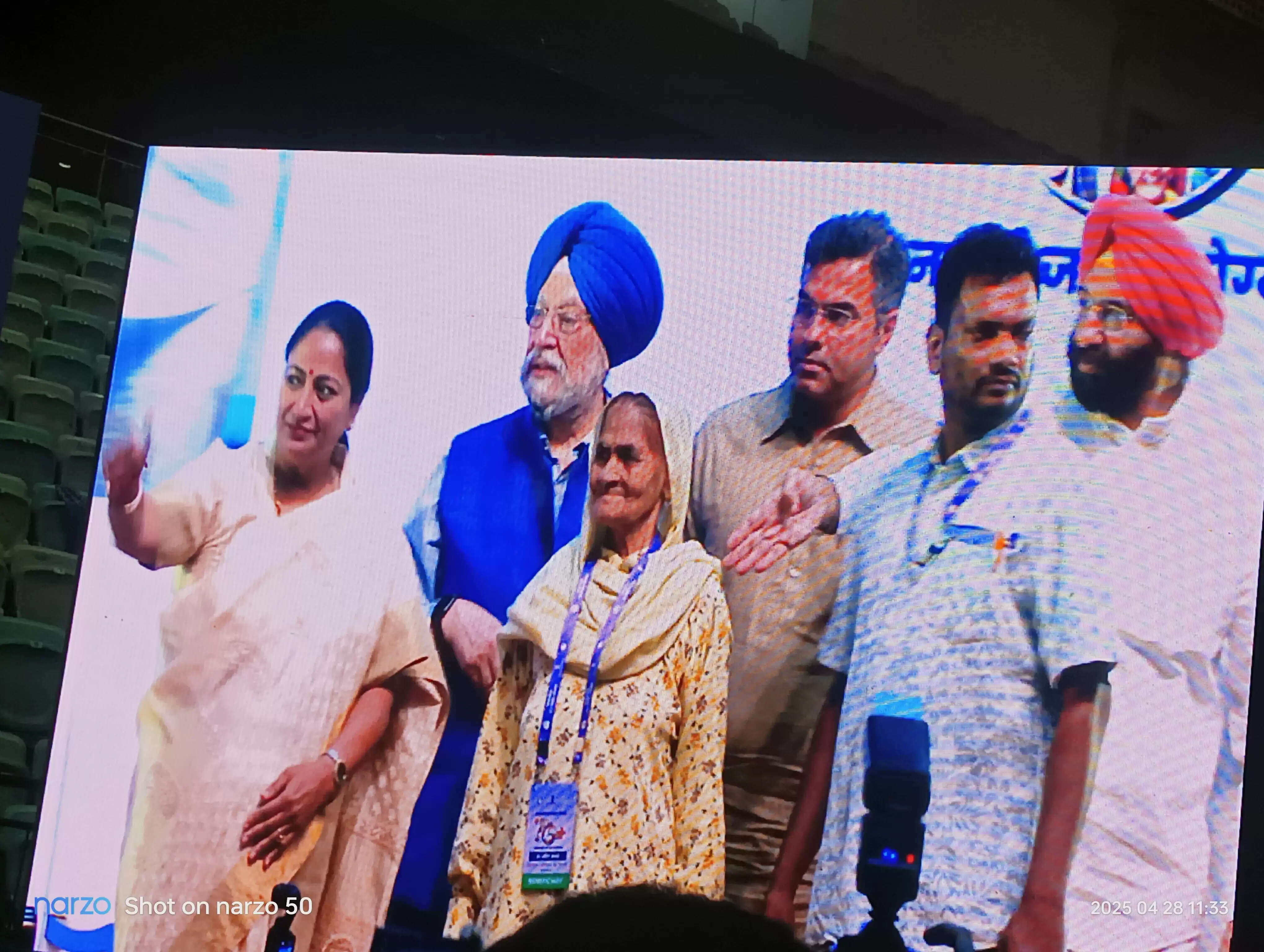 दिल्ली में आयुष्मान भारत प्रधानमंत्री वय वंदना योजना शुरू, सीएम ने वरिष्ठ नागरिकों को दिए कार्ड