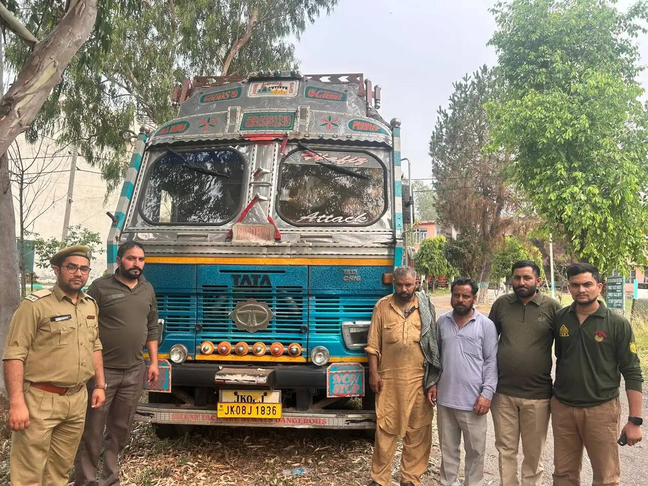 कठुआ में अवैध लकड़ी तस्करी पर बड़ा प्रहार-5 ट्रक जब्त, कई अन्य वाहन भी कार्रवाई की जद में