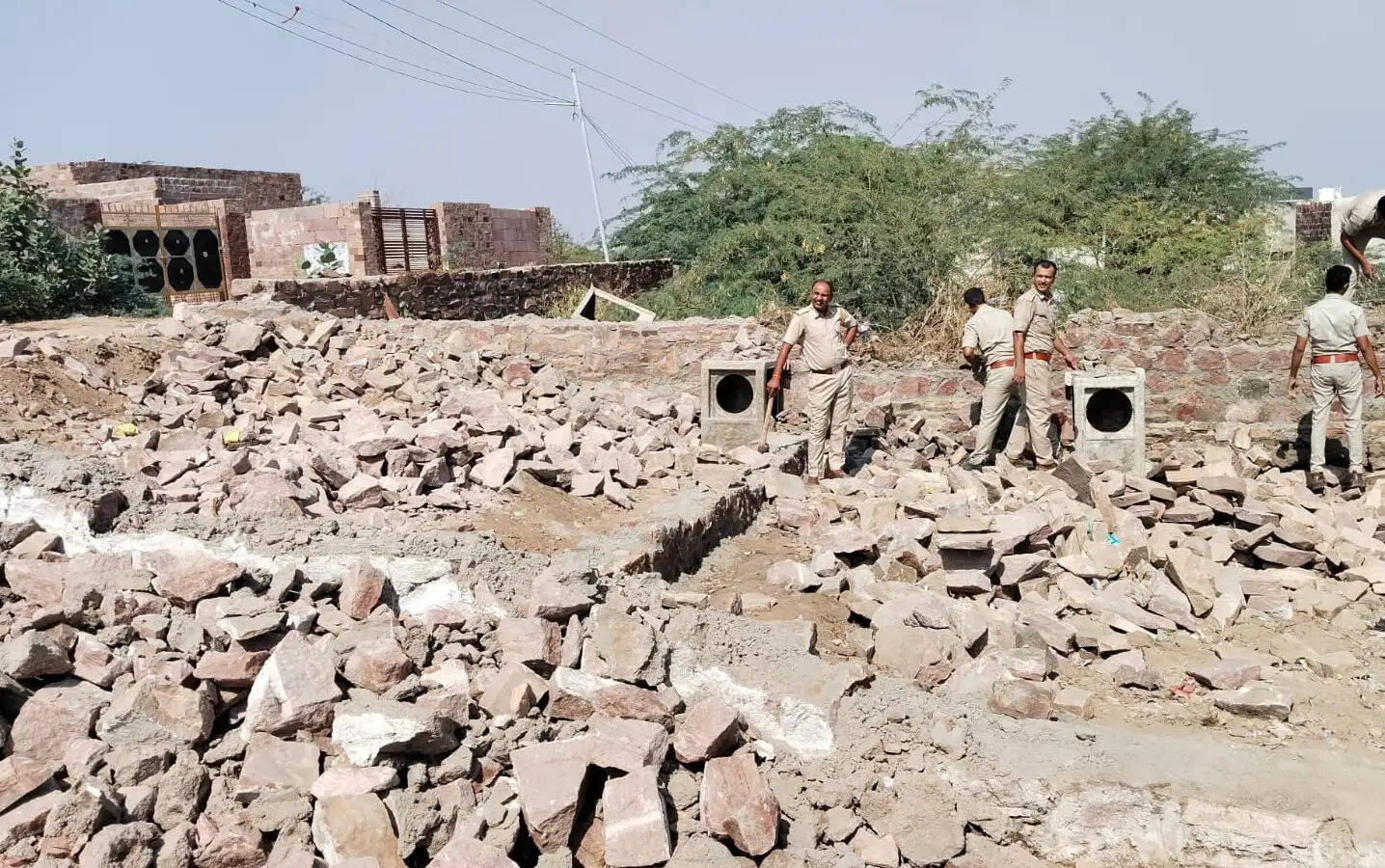 वन भूमि पर किया गया अतिक्रमण खुर्द बुर्द