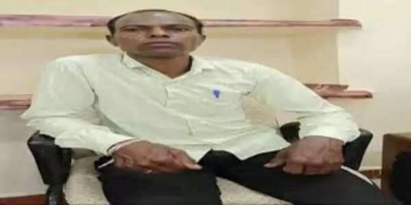 इंदाैर&nbsp;लोकायुक्त की कार्रवाई, पीएम आवास की किस्त जारी करने रोजगार सहायक पांच हजार की&nbsp;रिश्वत लेते गिरफ्तार