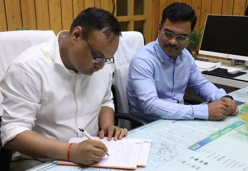 इंदौरः आईएएस भास्कर लक्षकार ने संभागायुक्त का पदभार किया ग्रहण, डॉ. खाड़े को दी गई भावभीनी विदाई