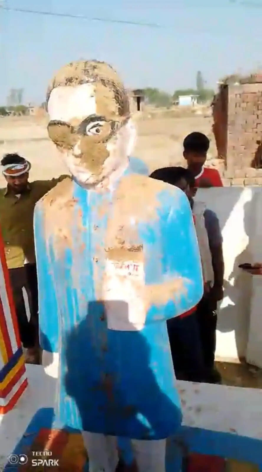 बरसठी में बाबा साहेब की प्रतिमा पर कीचड़ फेंका, ग्रामीणों में आक्रोश