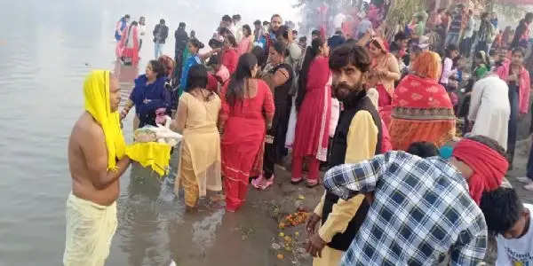 यमुनानगर:आस्था का उमड़ा सैलाब, उगते सूर्य को अर्घ्य दे छठ पूजा संपन्न